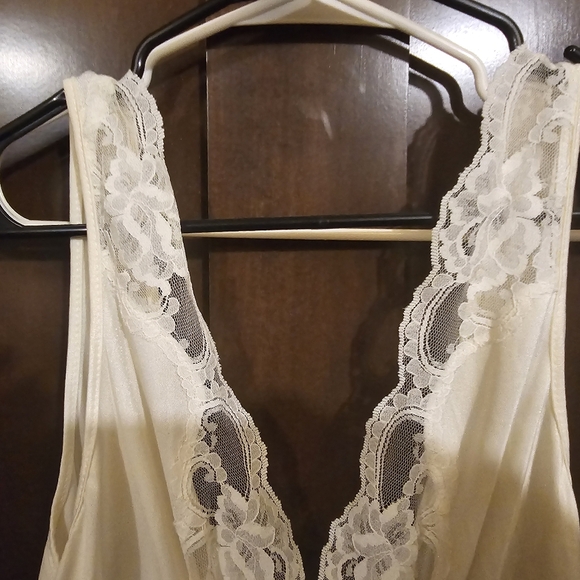 Beautiful lace sheer nightgown - Picture 3 of 4